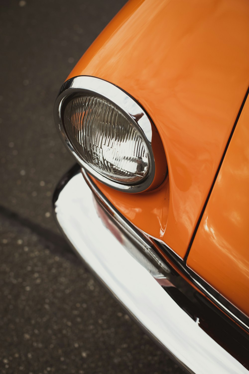 coche naranja con luz blanca