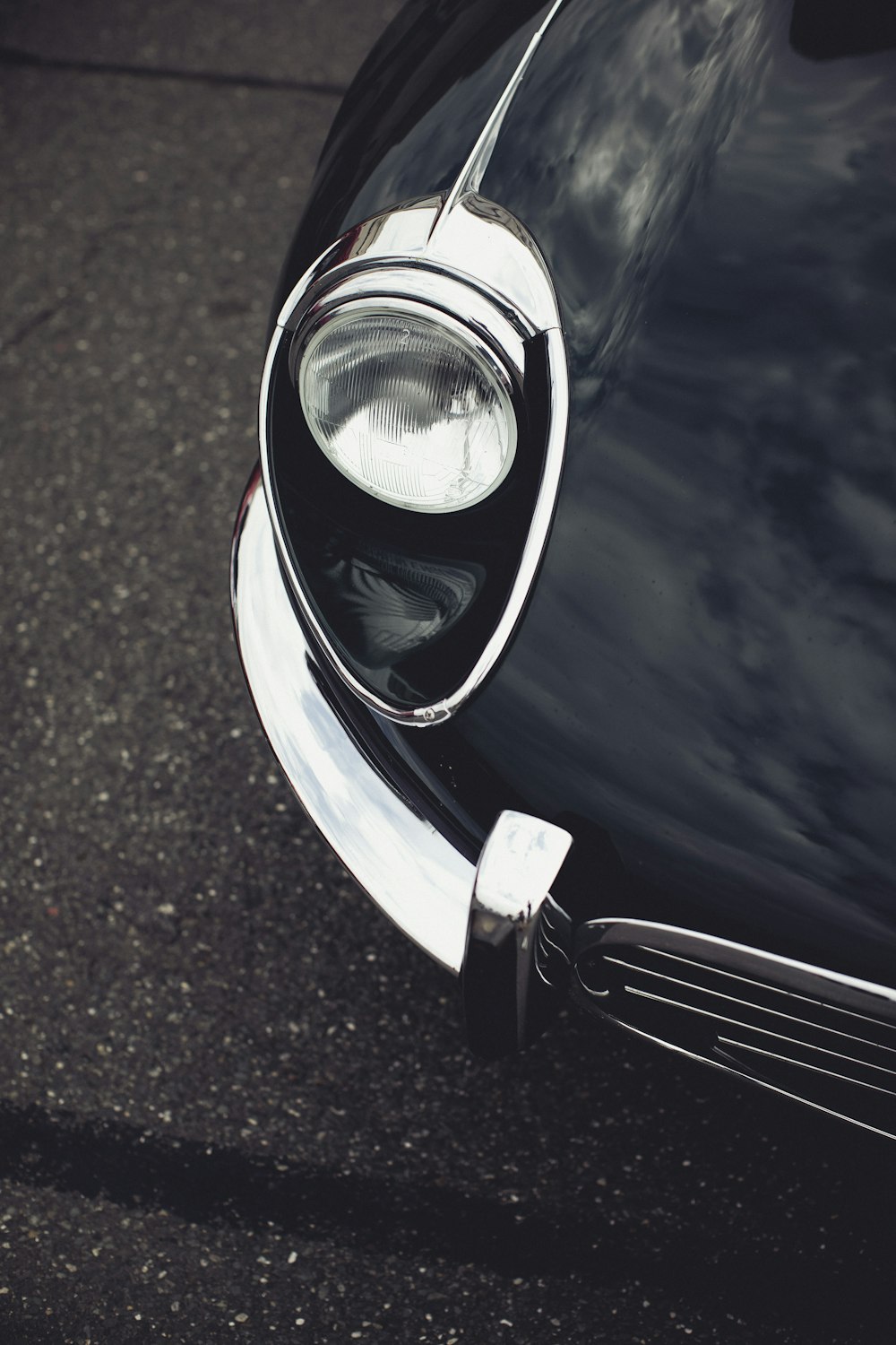 blue and silver car headlight