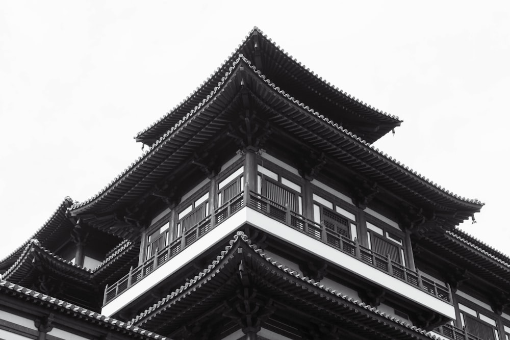 bâtiment en béton brun et blanc sous le ciel blanc pendant la journée