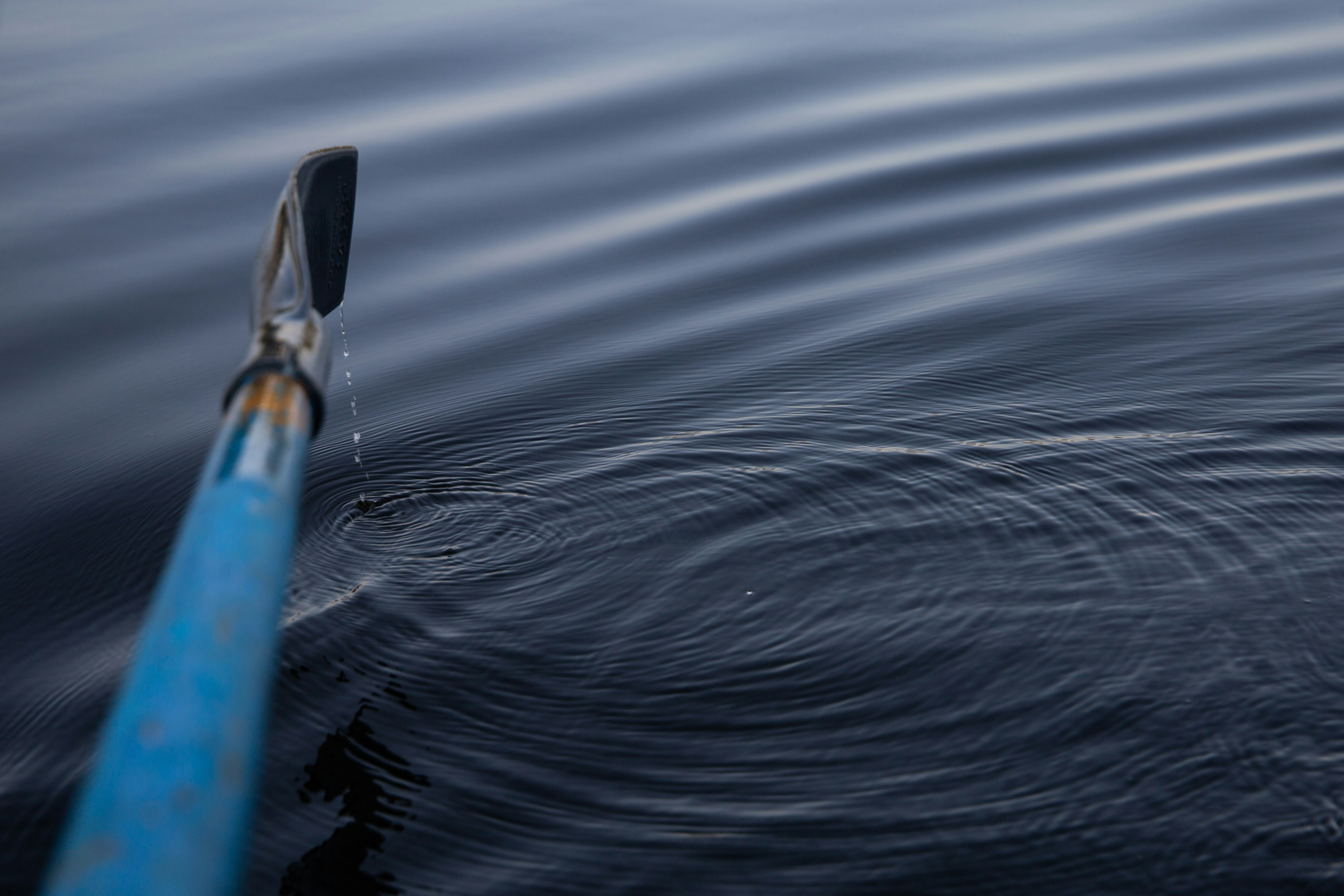 blaues und silbernes Messer auf Wasser