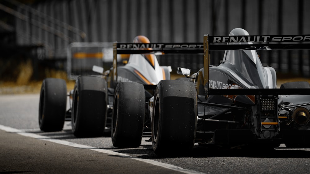 Schwarz-gelbes F1-Auto tagsüber unterwegs