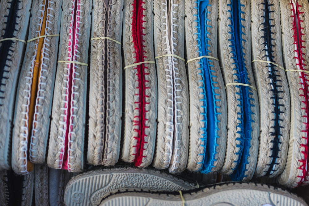 bracelet bleu, blanc et rouge