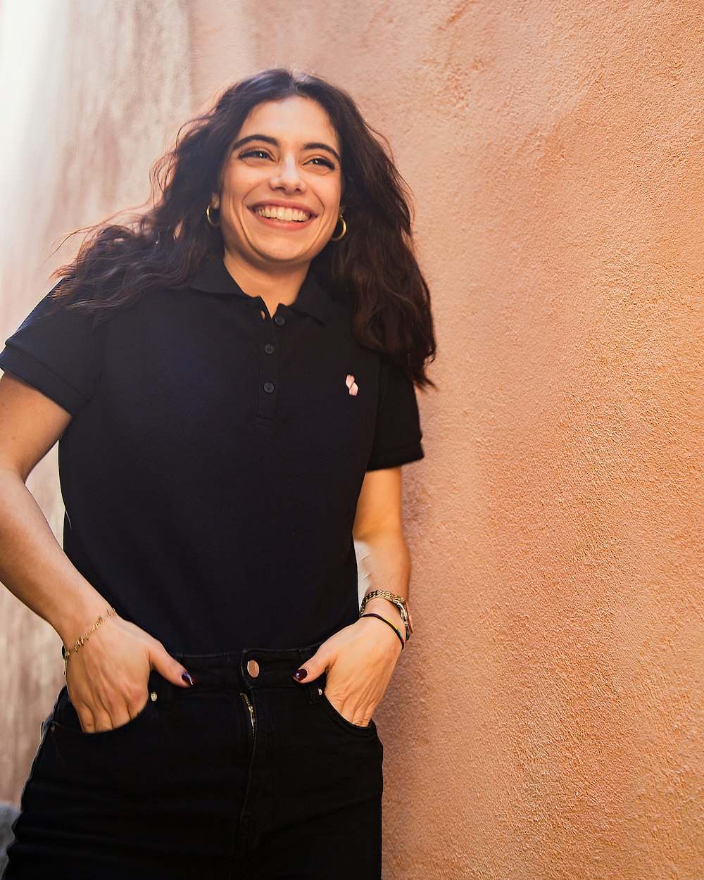 mulher na camisa polo preta sorrindo