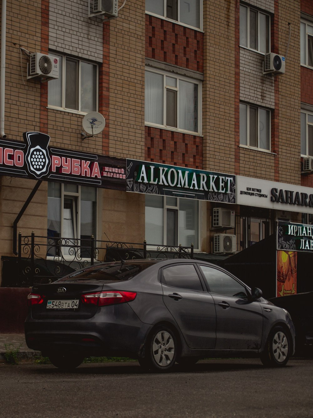 berline noire garée devant le restaurant UNK