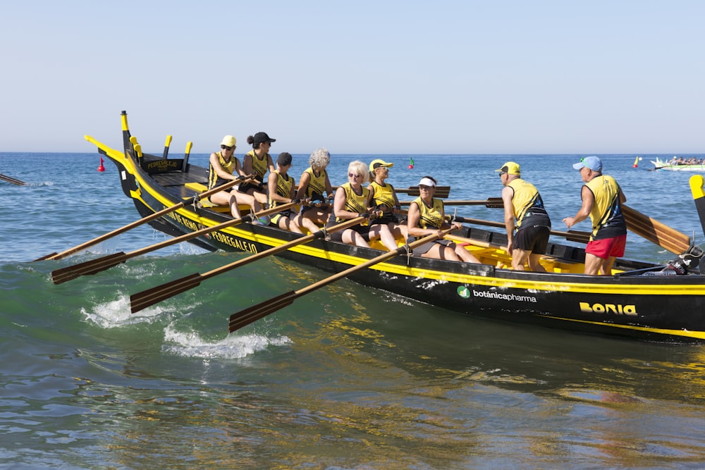 Personas que viajan en barco durante el día