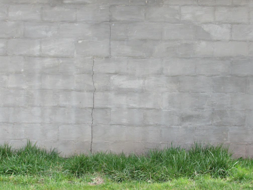 Side view of a terrace edge where the sealant meets the wall, highlighting the protective barrier.