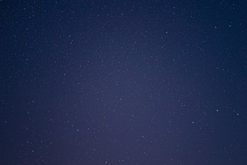 cielo blu con stelle durante la notte