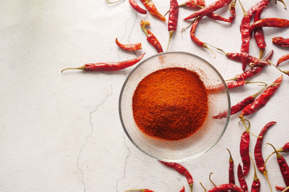 peperoncino rosso su ciotola di vetro trasparente