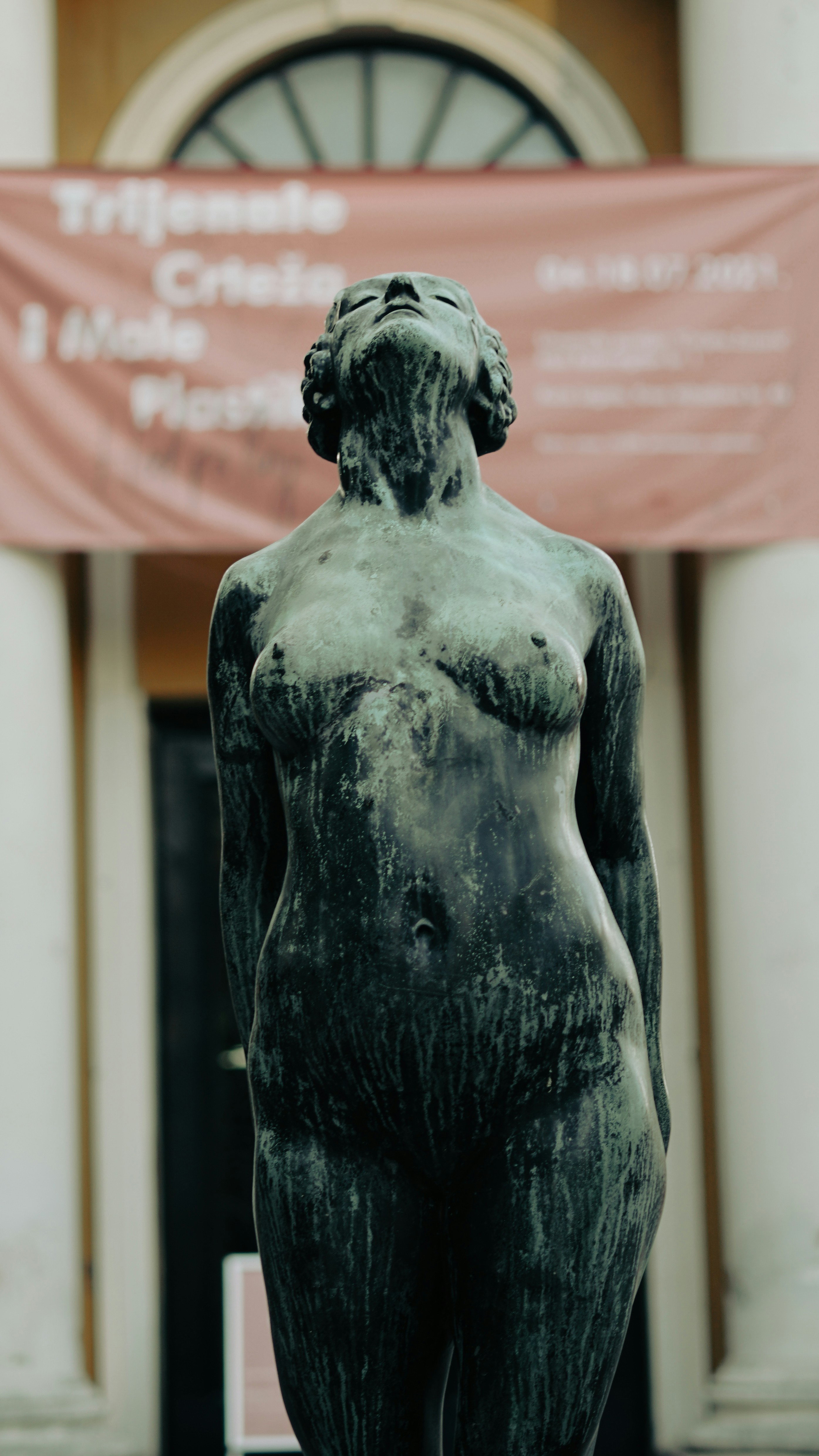 statua nera di un uomo