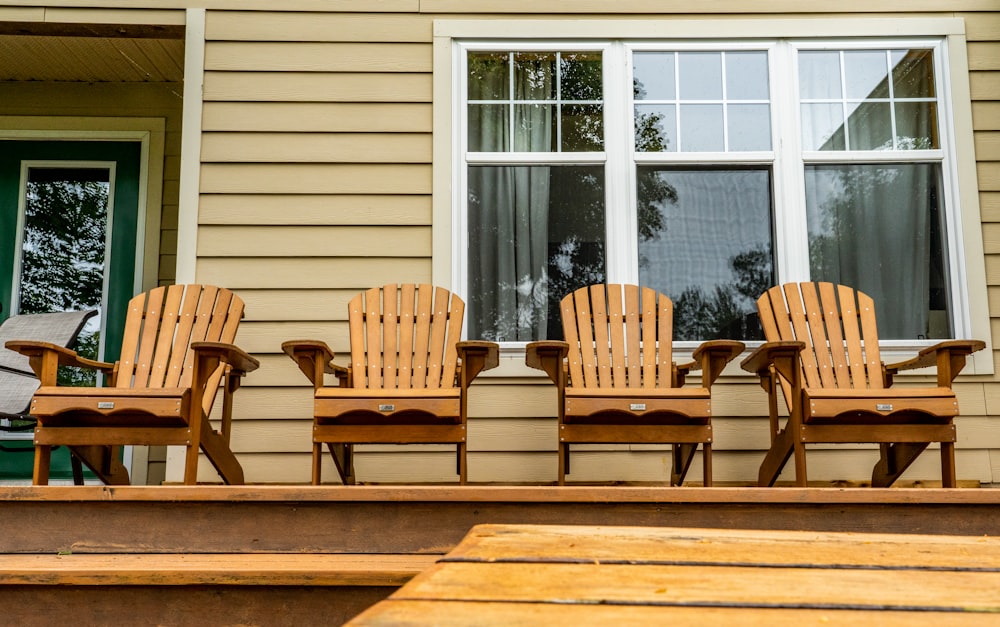 Chaises et table en bois marron à l’extérieur de la maison