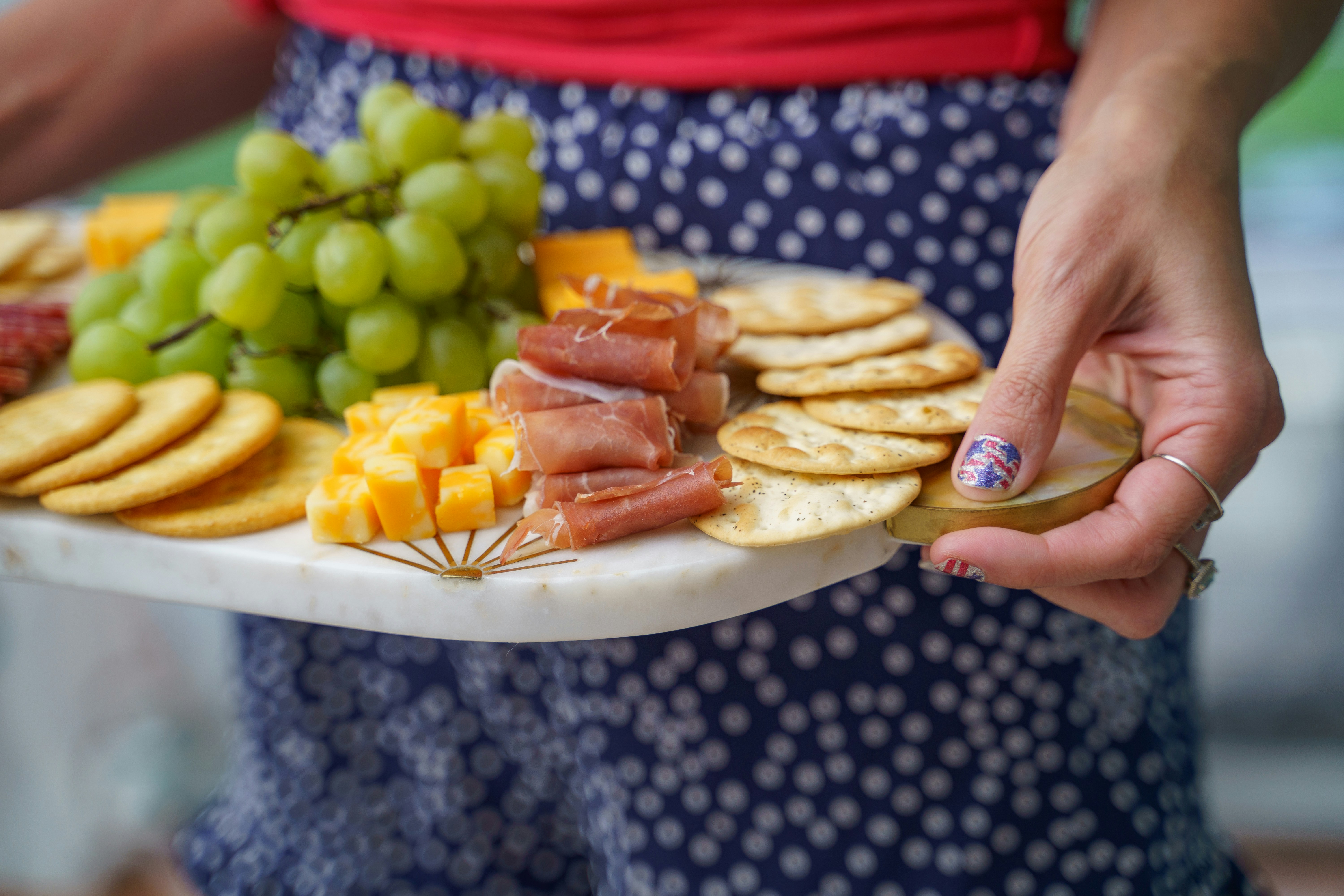 Person holding a burger with tomato and cheese photo – Free Food Image on  Unsplash, image size:3000x2000