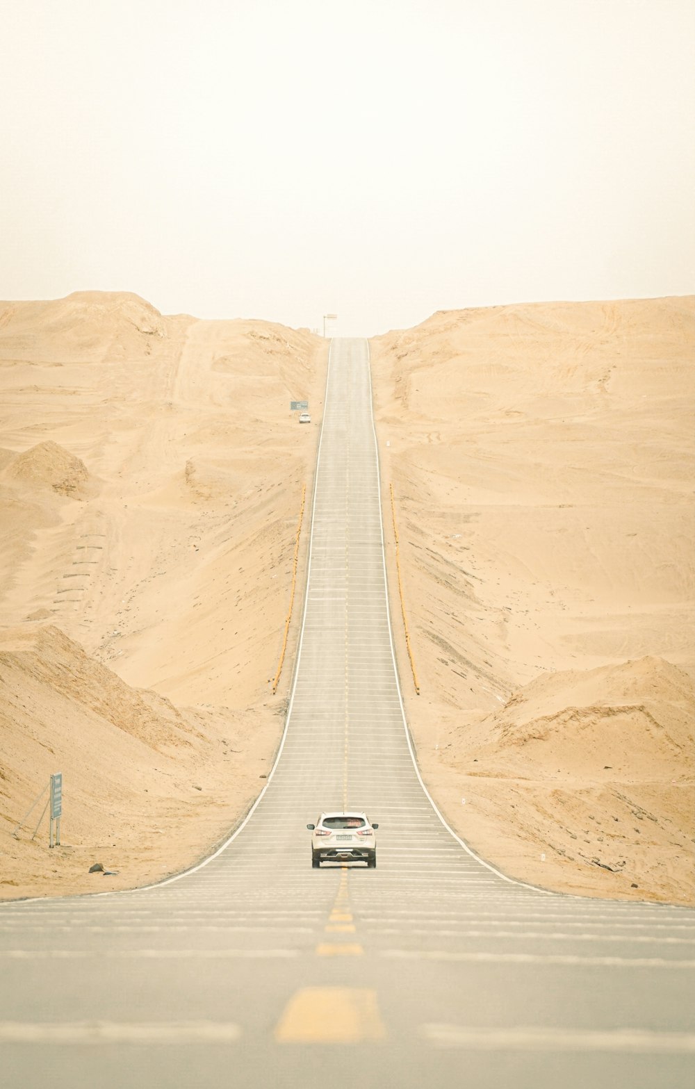 carro branco na estrada de asfalto cinza durante o dia