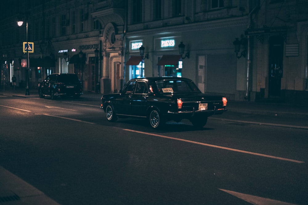 sedã preto na estrada durante a noite