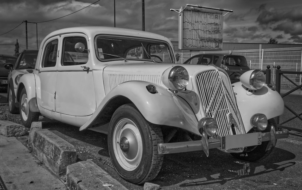 Foto en escala de grises de un coche antiguo