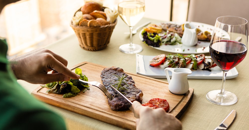 Cesta de mimbre marrón con alimentos en la mesa