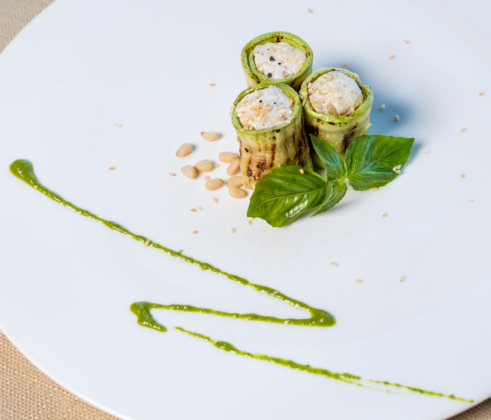 Légumes tranchés verts et blancs sur assiette en céramique blanche