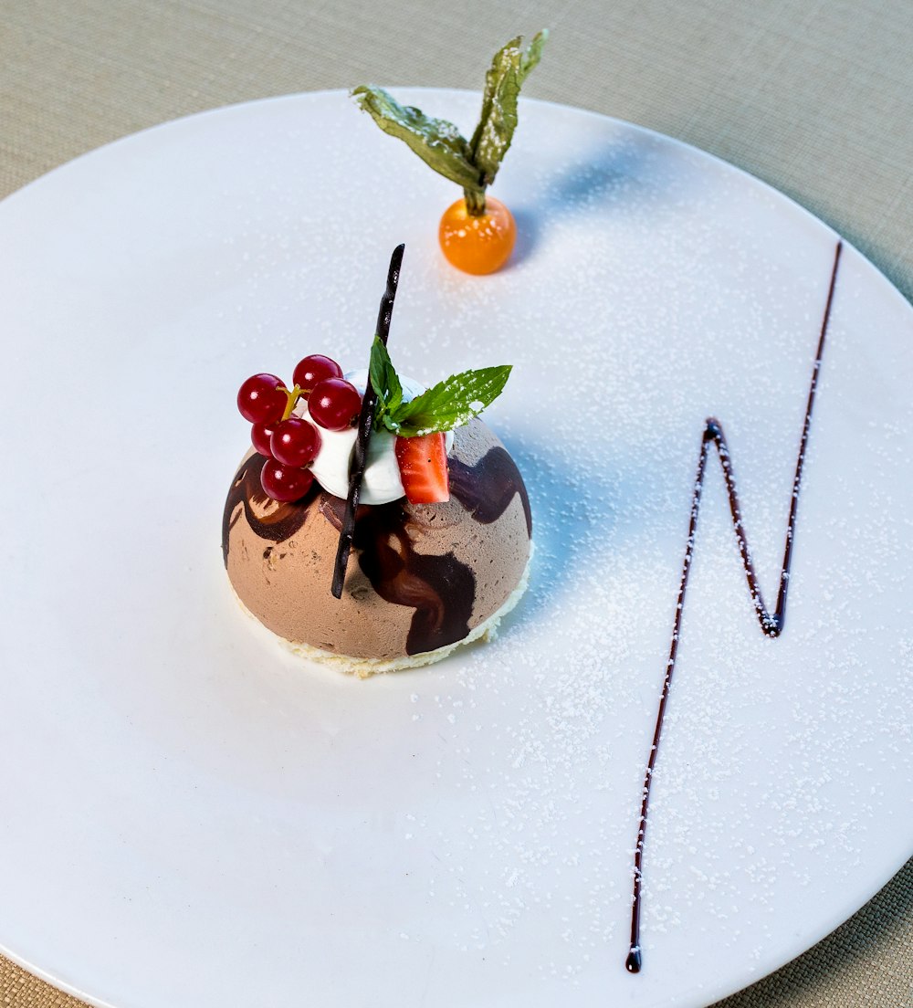 bolo de chocolate com morango na placa de cerâmica branca