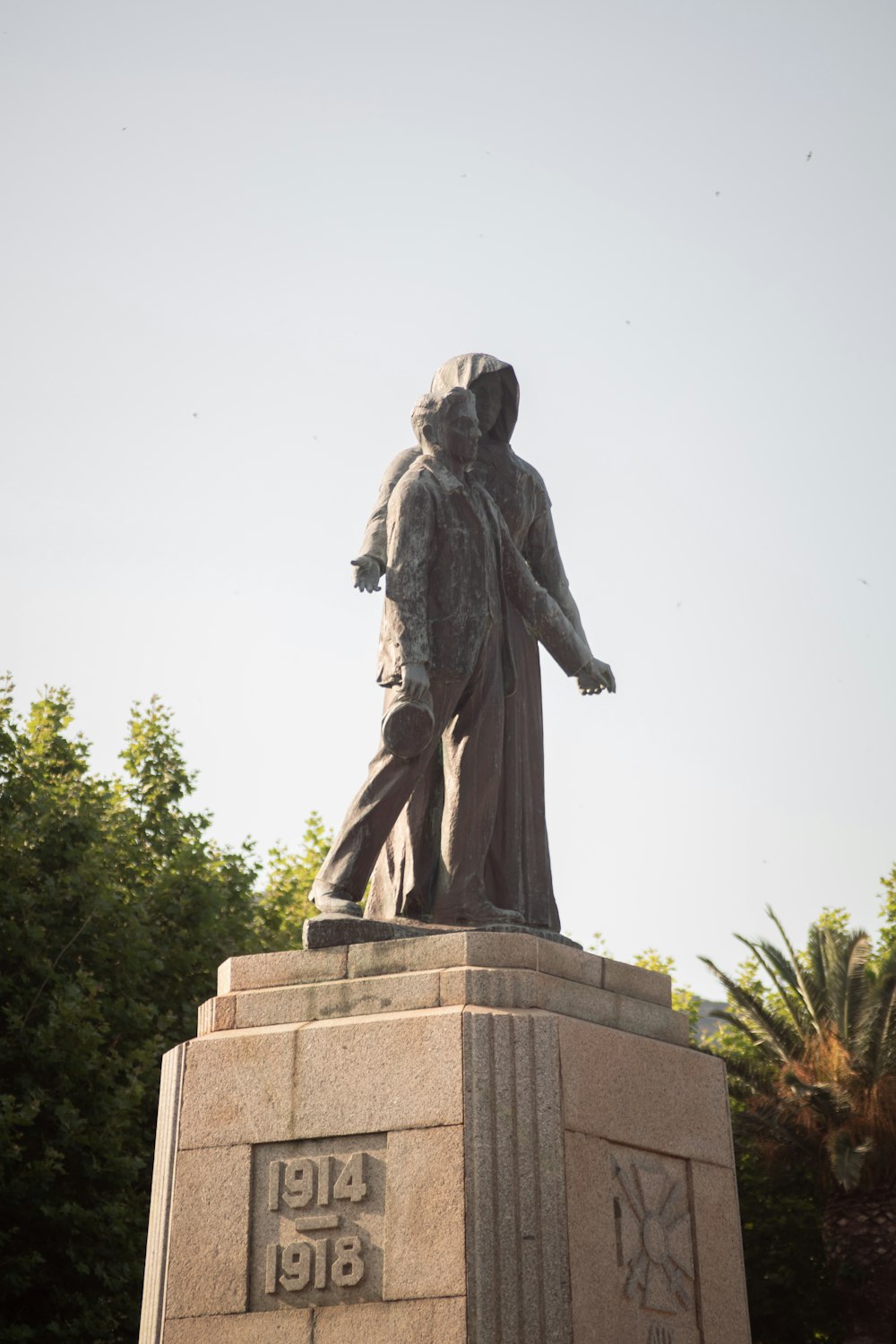 man in robe statue during daytime