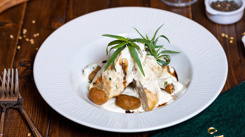 aliments cuits sur une assiette en céramique blanche