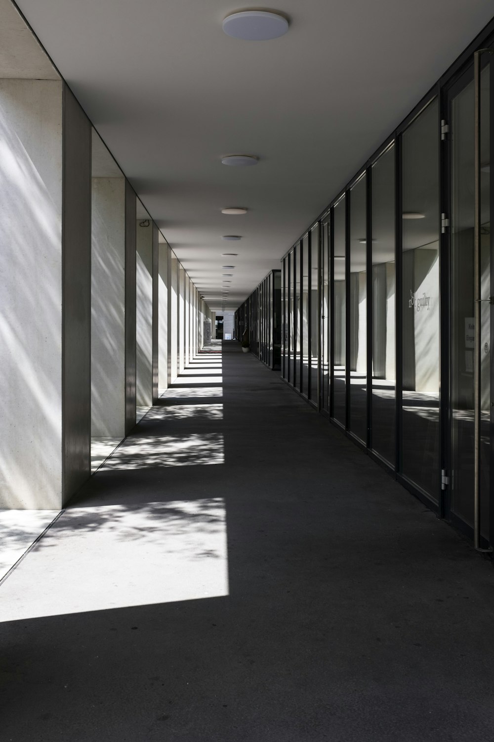 Couloir blanc avec balustrades en métal noir