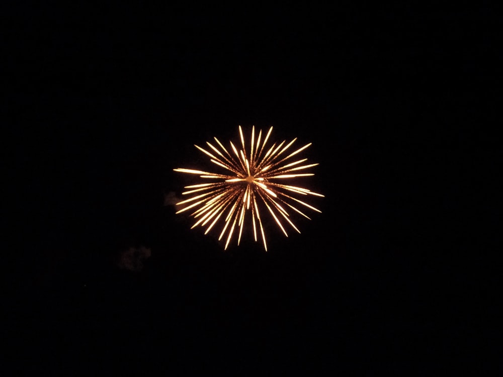 fogos de artifício laranja e branco durante a noite