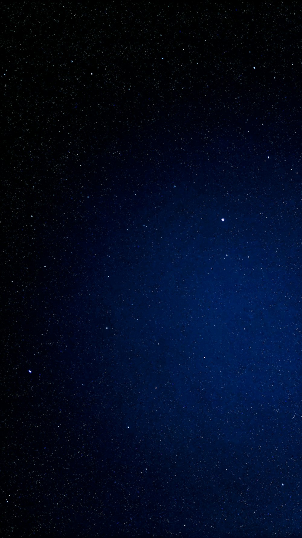 Cielo azul con estrellas durante la noche