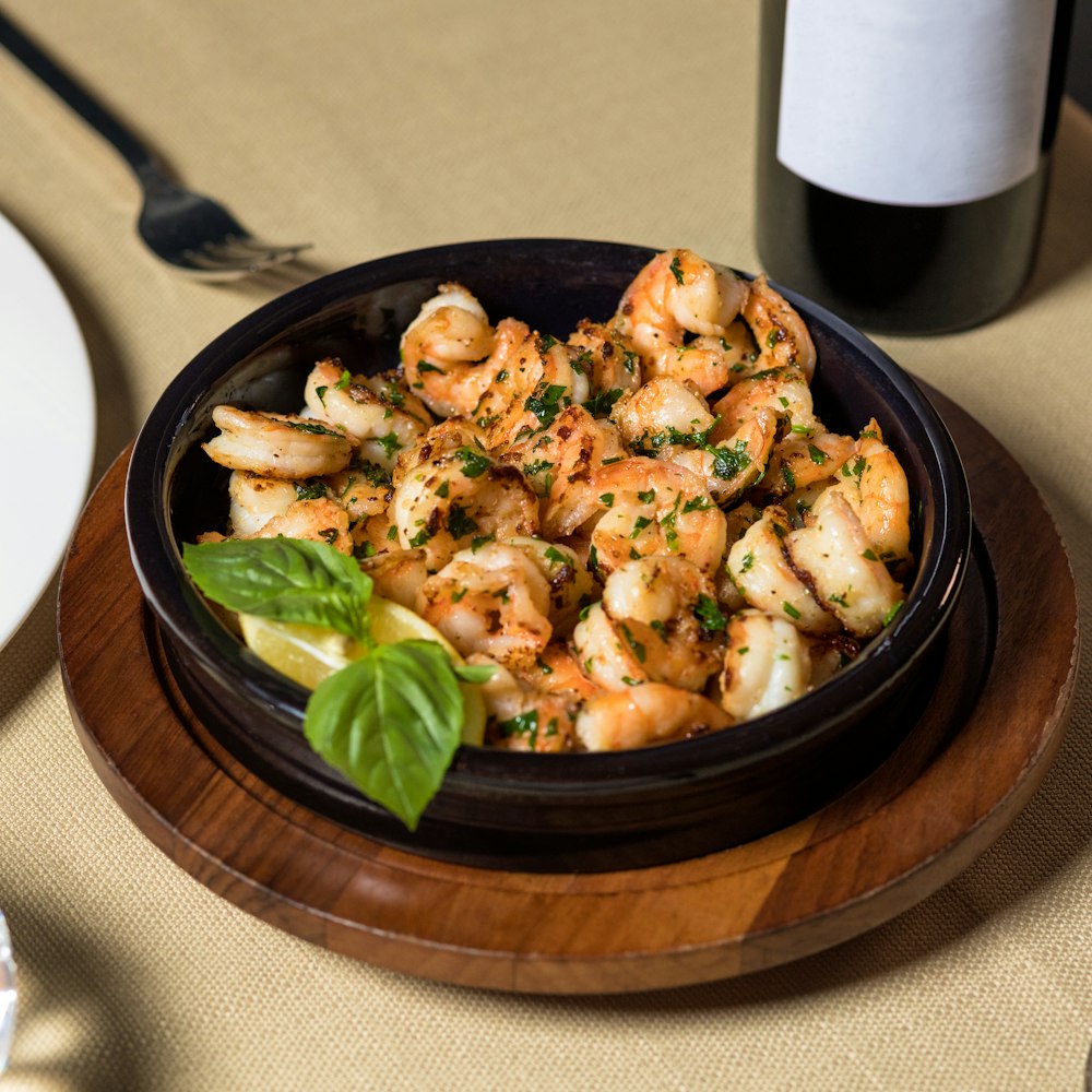 Comida cocinada en un cuenco de madera marrón