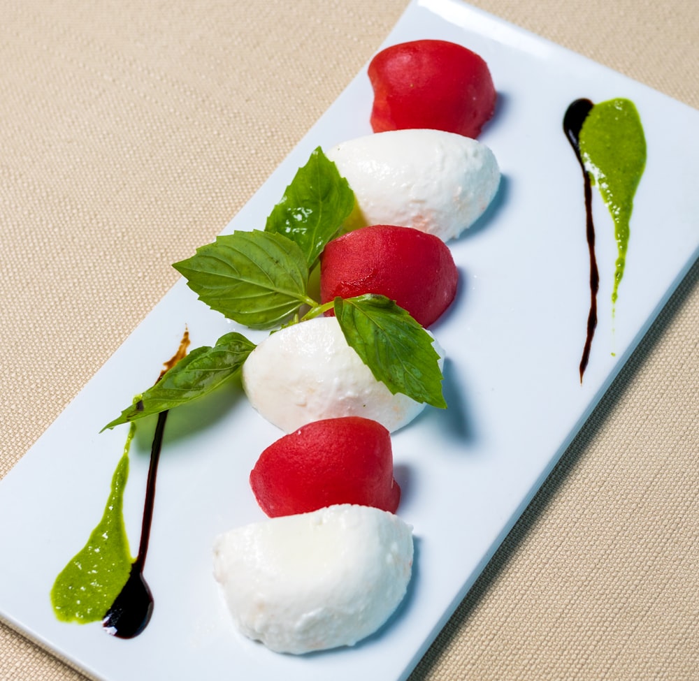 白い陶板に赤と白の丸い果実
