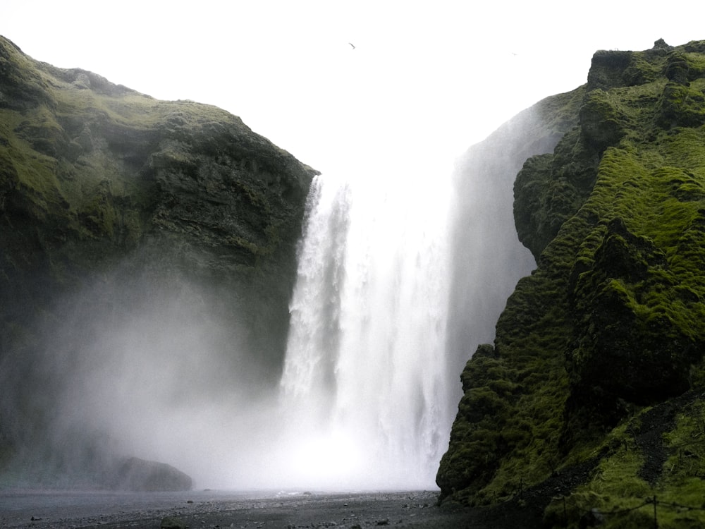 Cascate sulla montagna rocciosa durante il giorno