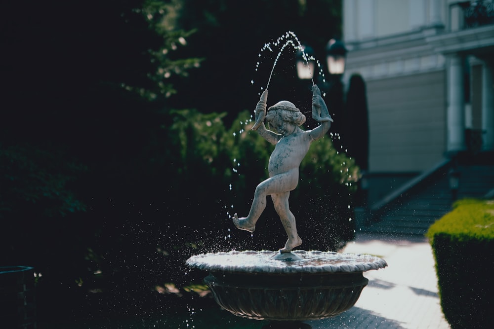 persona nella fontana d'acqua durante il giorno