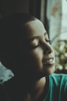 Teenager focused and calm, studying with a relaxed expression.