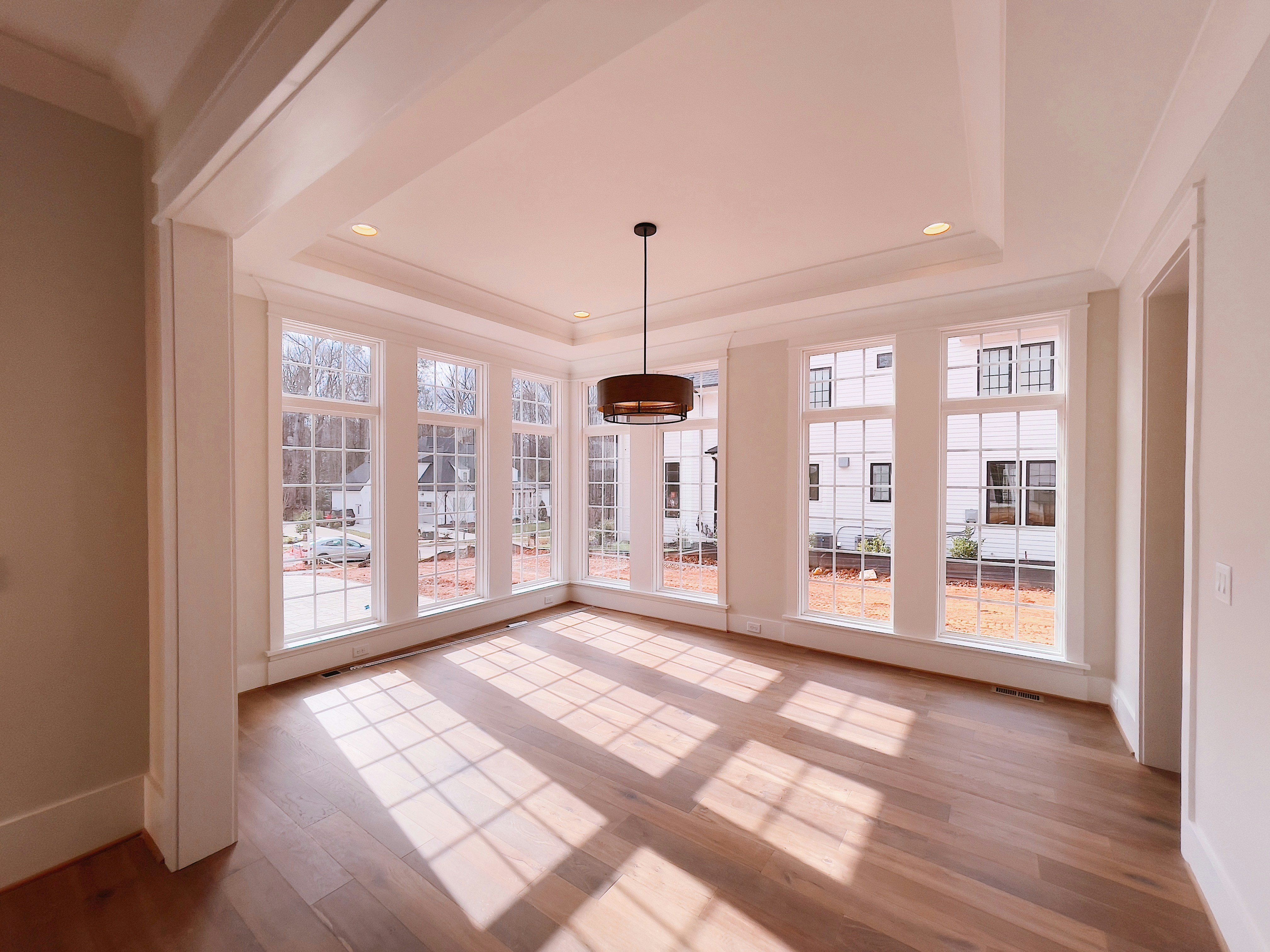 白と茶色の部屋のインテリアの写真 Unsplashの無料写真