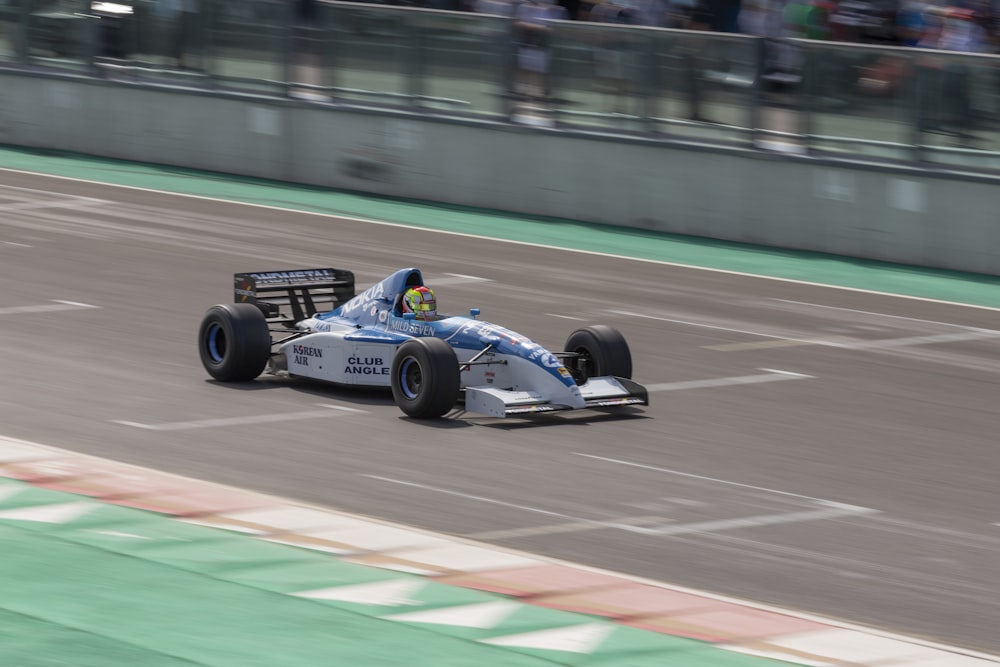 Vettura di F1 blu e bianca in pista