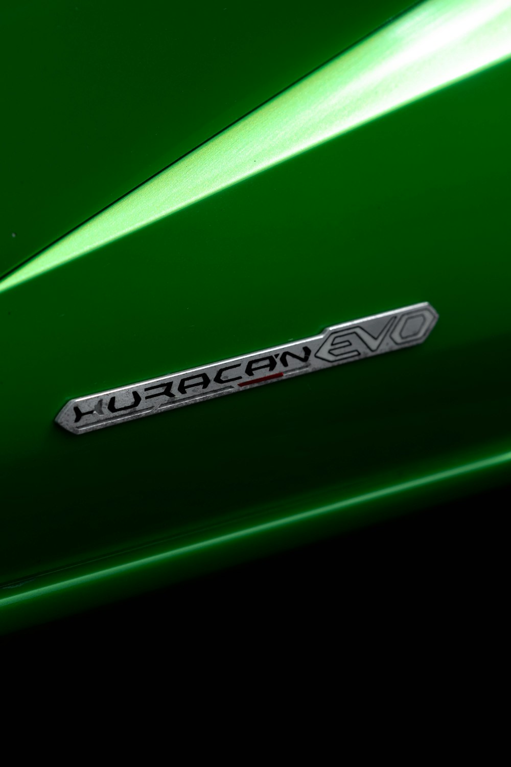 Nahaufnahme des Emblems auf einem grünen Sportwagen