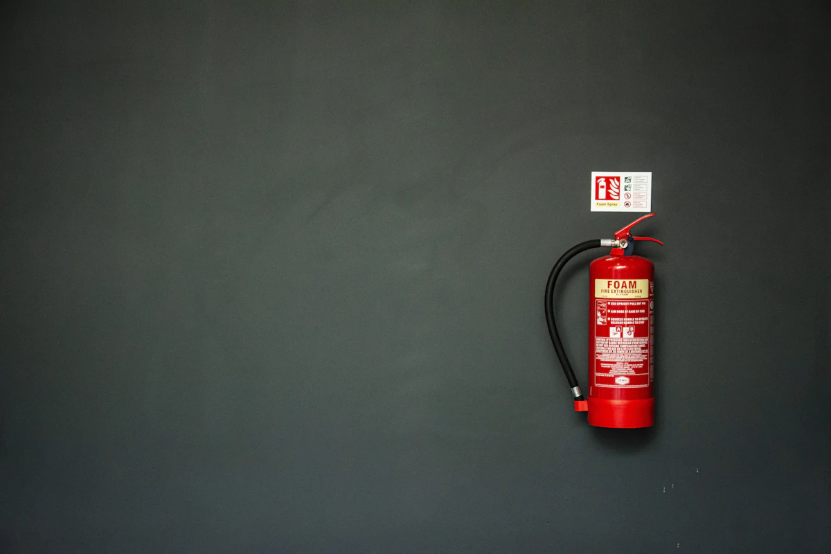현관 가까운 벽면에 놓인 가정용 소화기