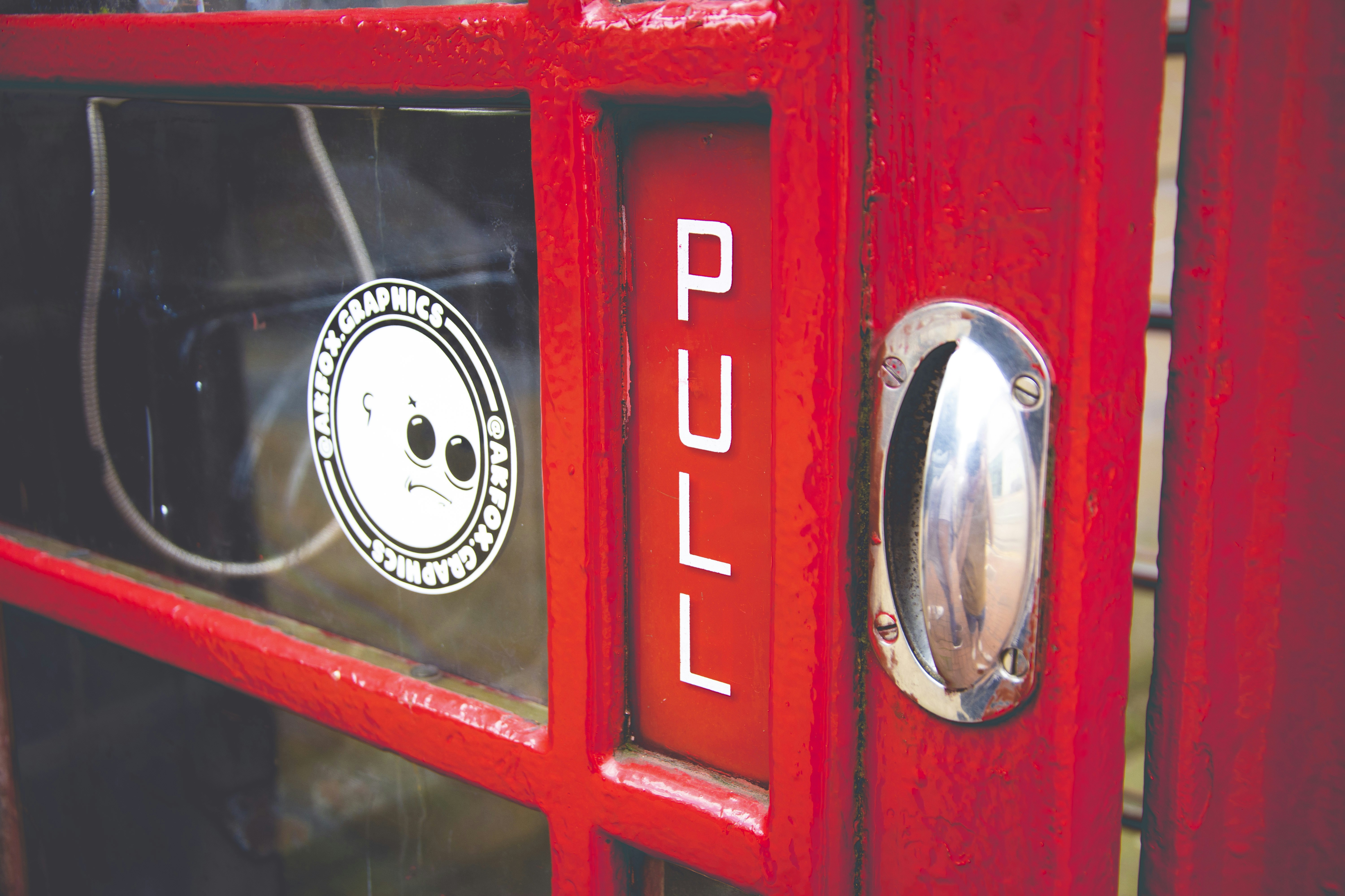 赤と銀の車のドア