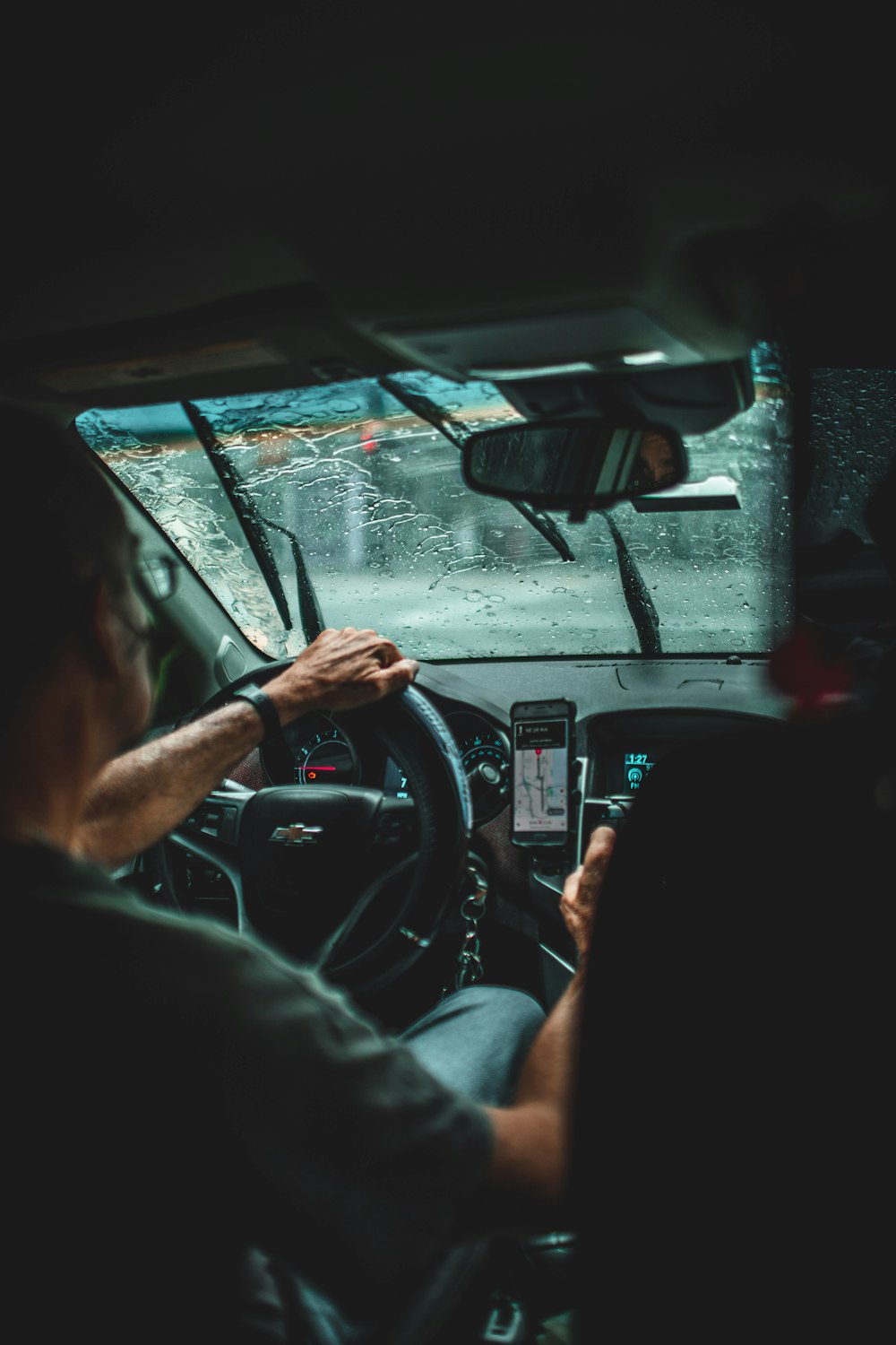 昼間に車を運転する男性