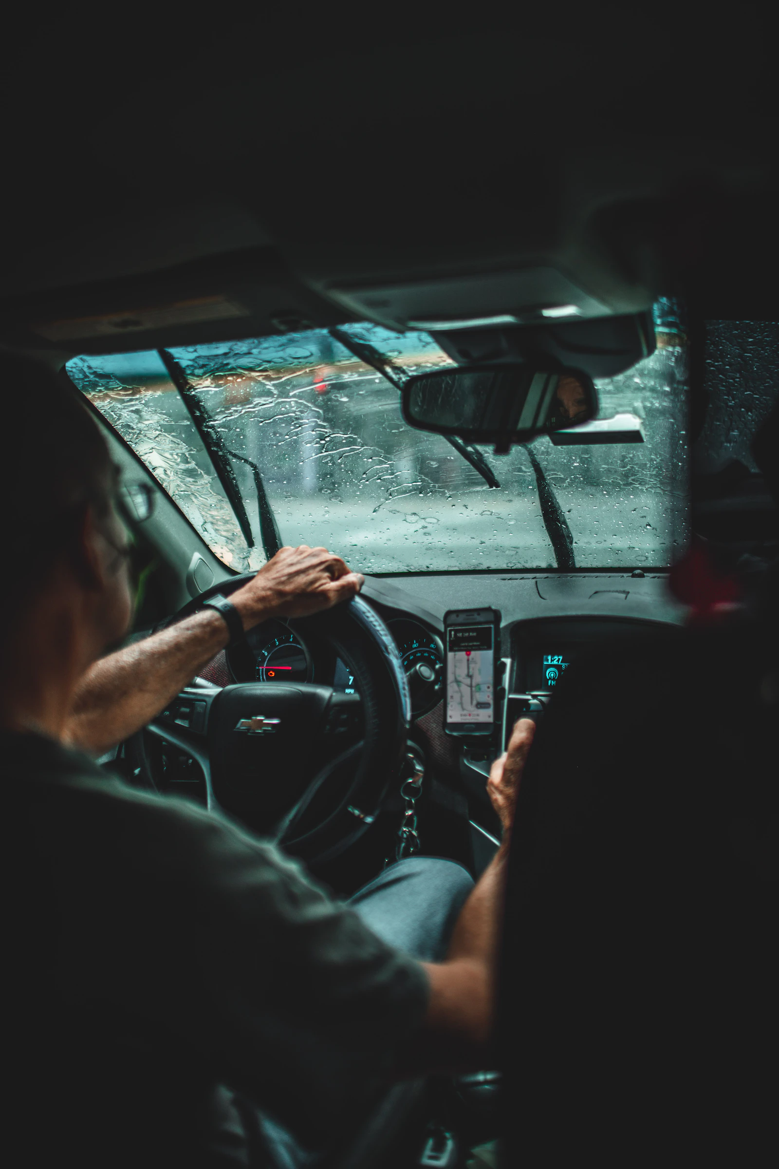 Mann fährt tagsüber Auto durch die Stadt