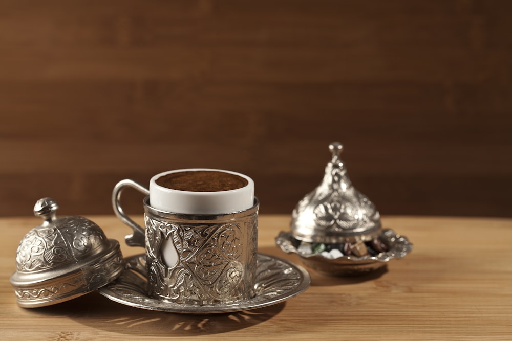 Tasse à thé en céramique blanche et noire sur soucoupe