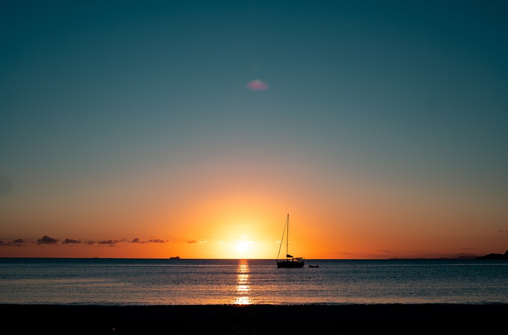 Segelboot auf See bei Sonnenuntergang