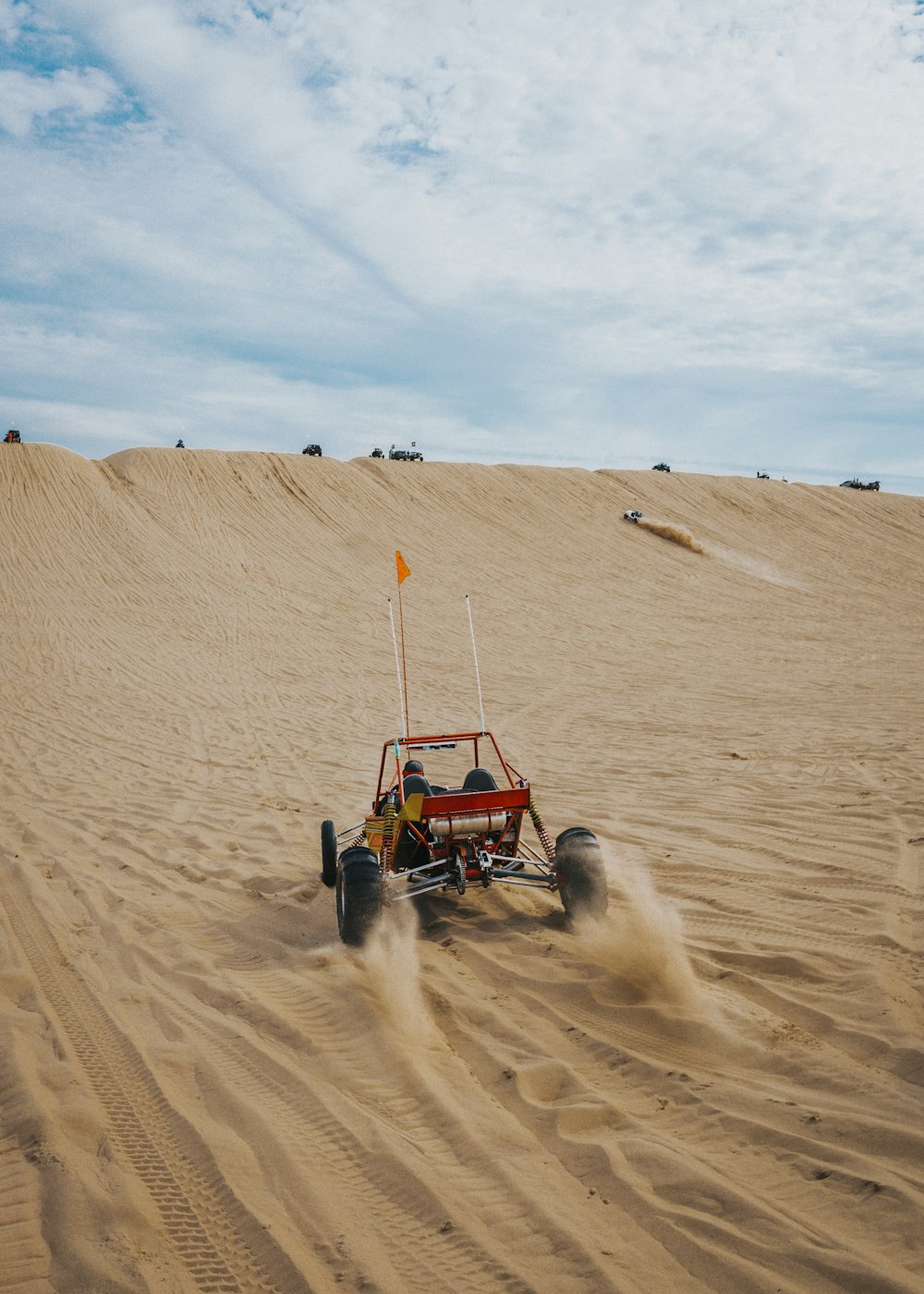 Rot-schwarzer Jeep Wrangler tagsüber in der Wüste