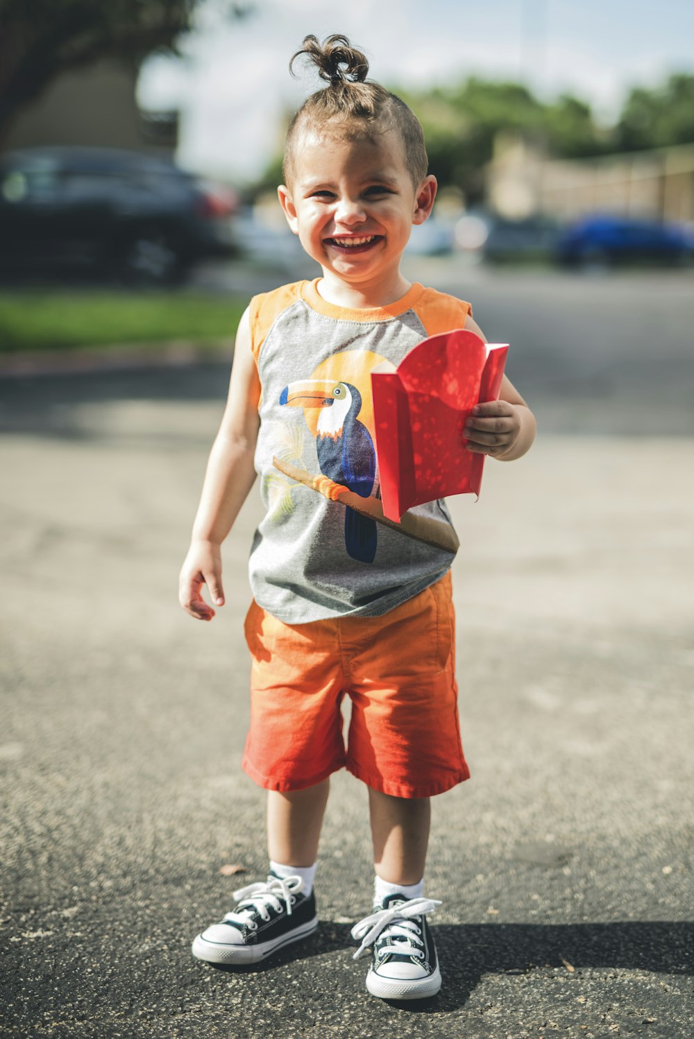 Foto Niño con camiseta blanca pantalones rojos sosteniendo un vaso de plástico rojo – Imagen Ropa gratis en Unsplash