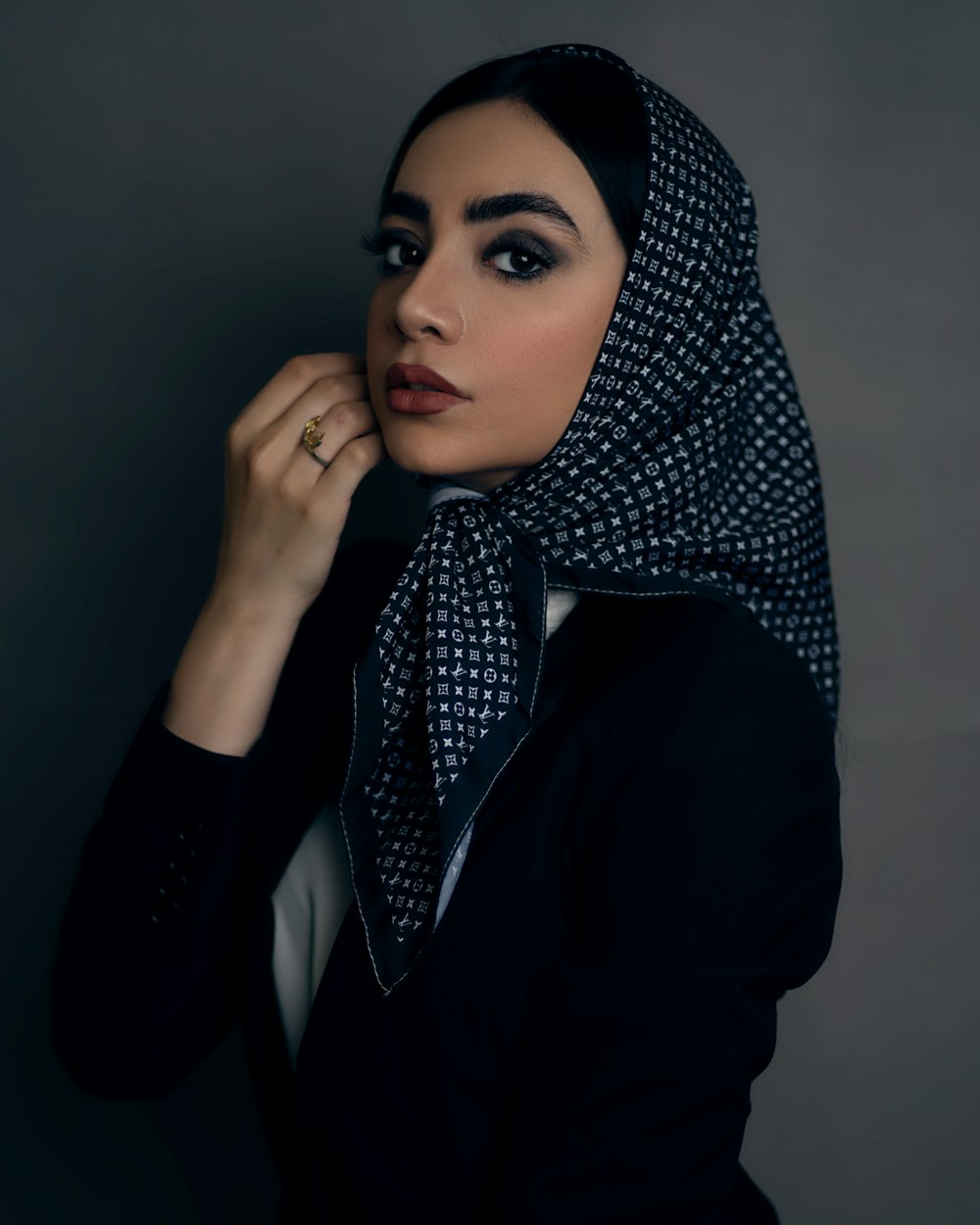 femme en hijab noir et blanc