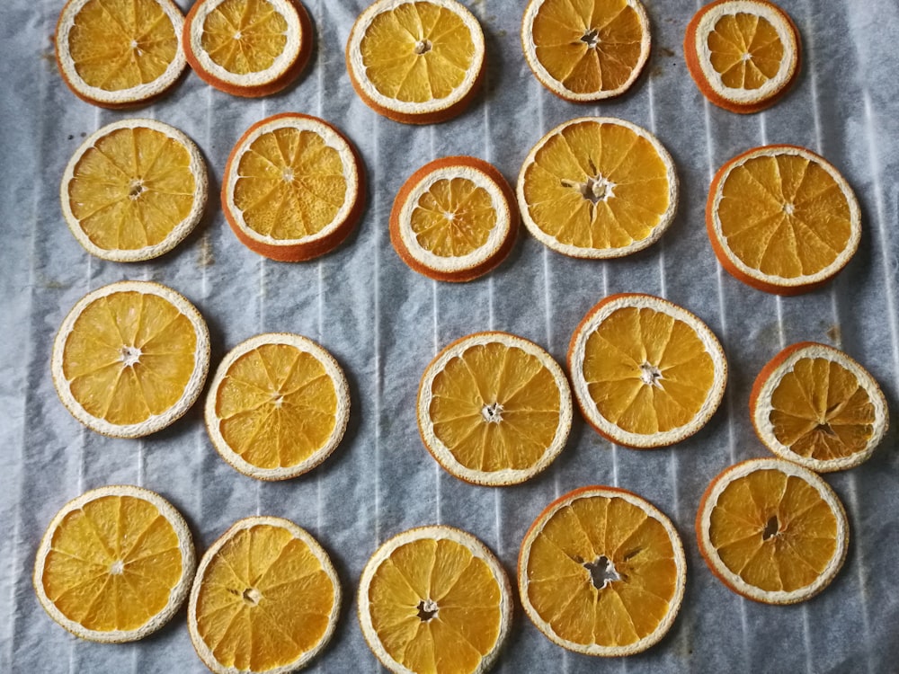 frutos anaranjados sobre superficie blanca