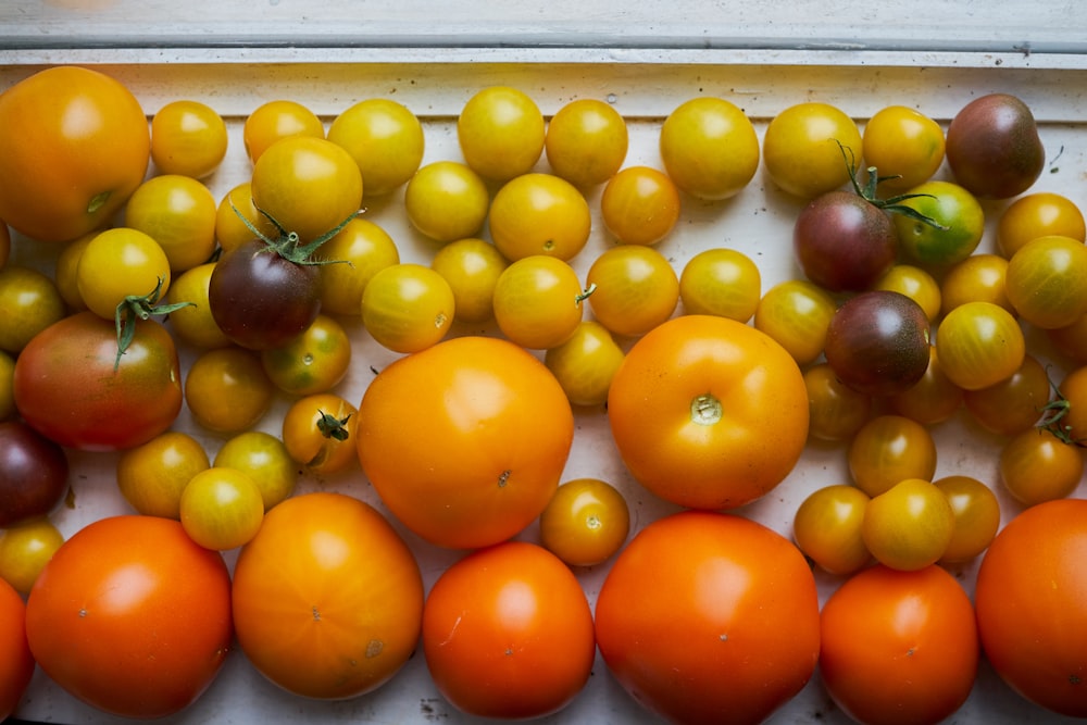 Fruits orange sur récipient en plastique blanc