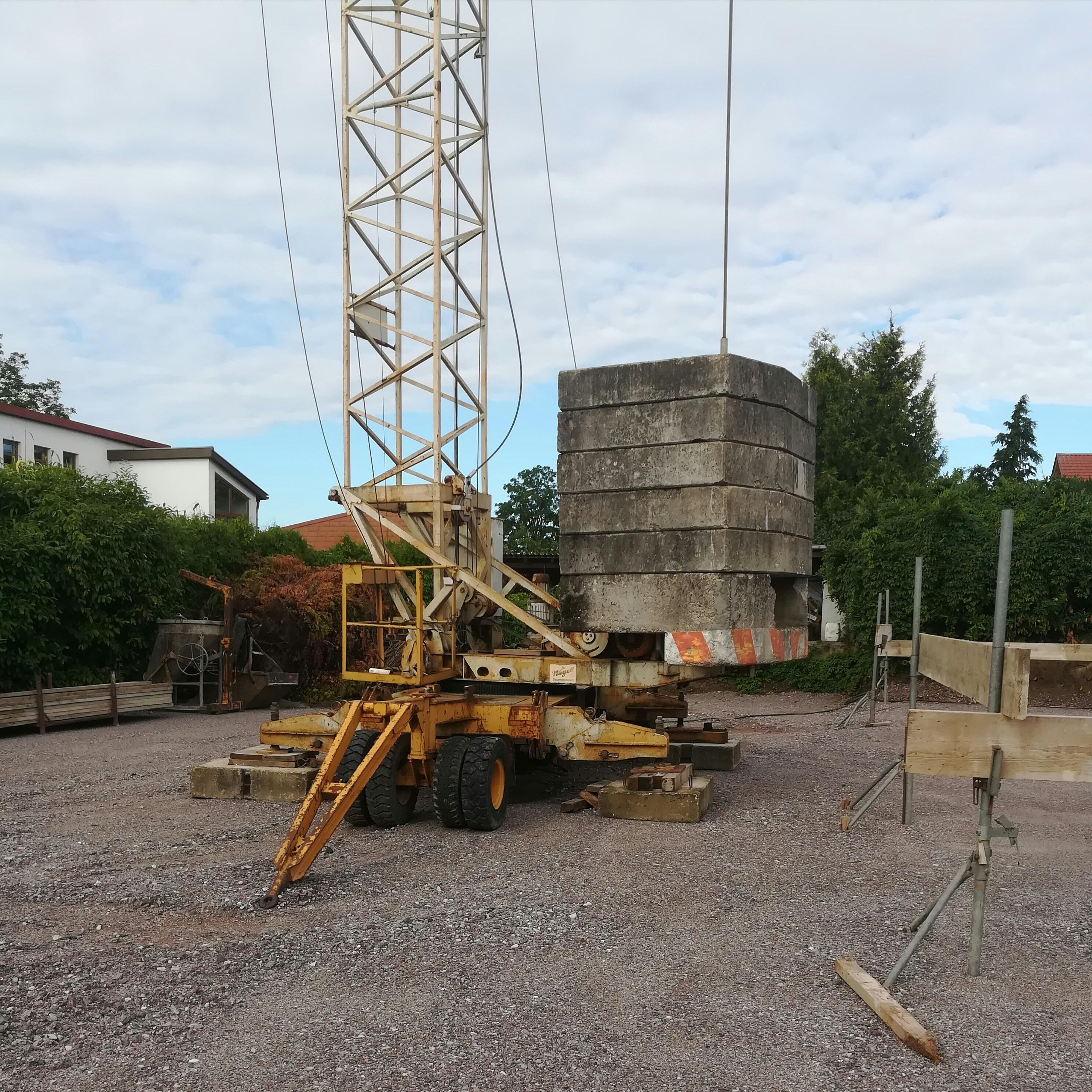 Mobile crane outrigger on spreader mat