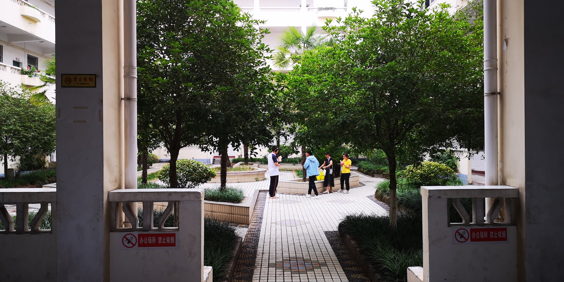 gray computer monitor