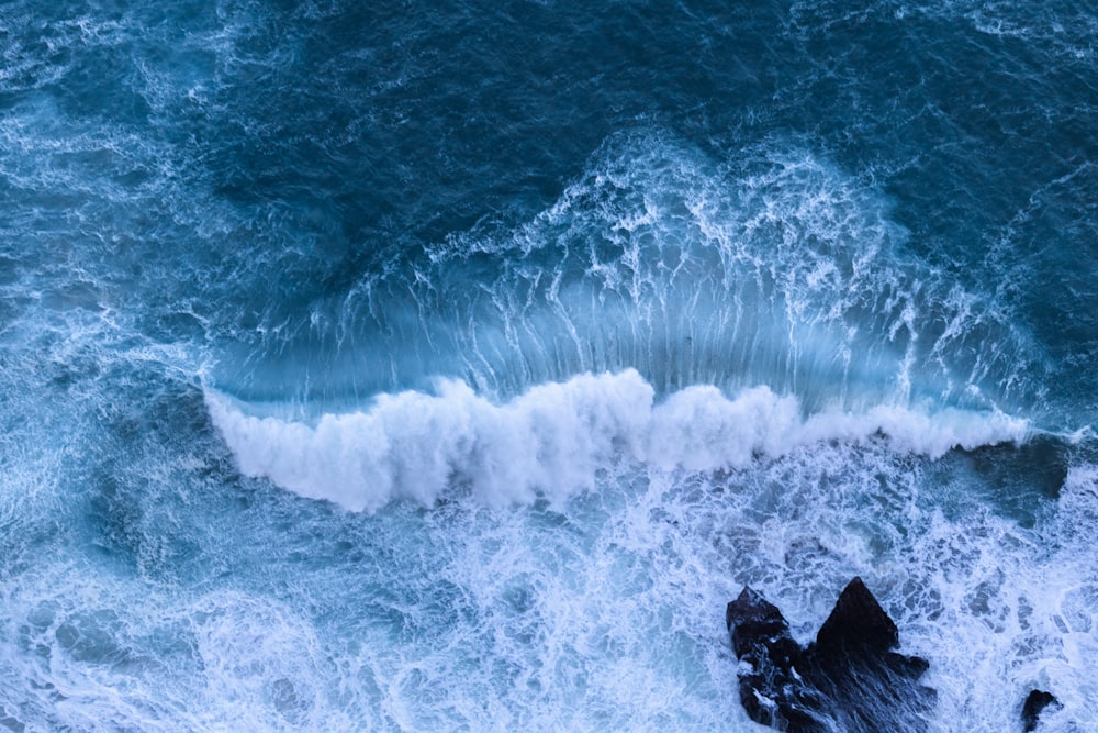 海の波の空中写真