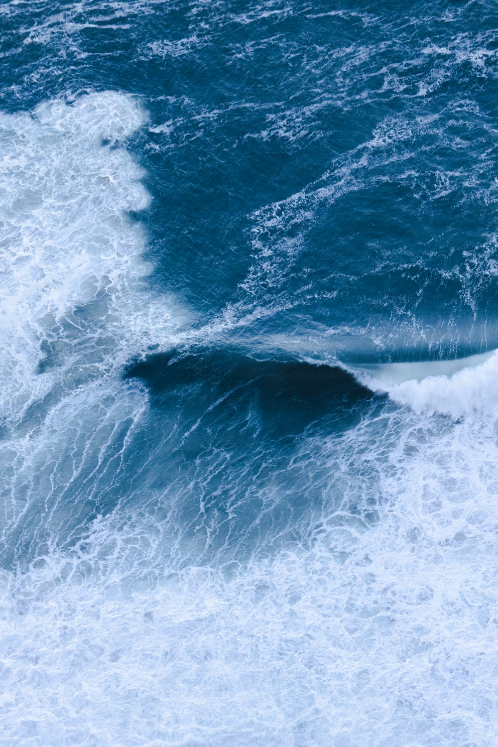 ocean waves crashing on shore during daytime