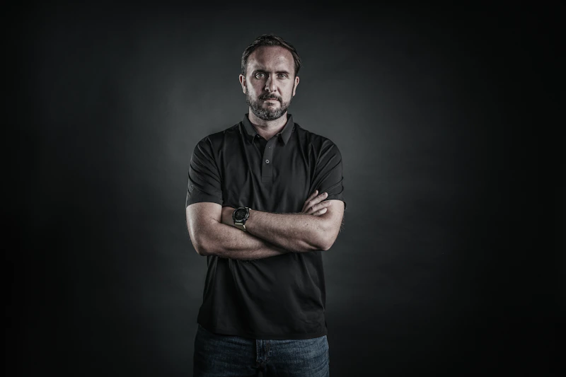 Mann im schwarzen Poloshirt und Jeans